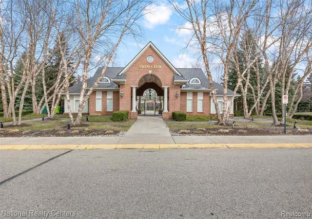 Homes for sale in Walled Lake, MI | 7201 Farmingdale Ln, Walled Lake, MI 48390 | MLS# 60977357