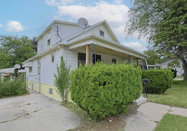 Photo 3 of Single family home for sale at 1711 Columbus Ave, Bay City, MI 48708 | MLS# 50213091 | Listing updated on 2026-09-04