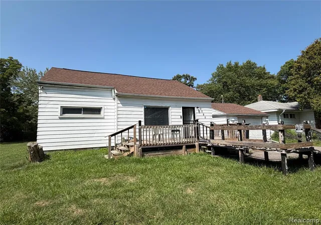 Photo 2 of Sale Pending at 3095 Maywood Dr, Flint, MI 48504 1862 | MLS# 61023604 | Listing updated on 2026-08-28