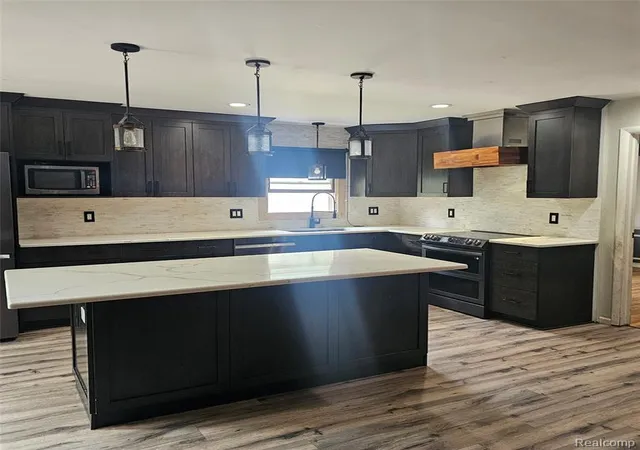 3rd image of 716 Weybridge Dr, Bloomfield Hills, MI 48304 | MLS# 61022620