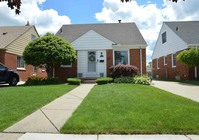 Homes for sale in Roseville, MI | 27182 Leroy St, Roseville, MI 48066 | MLS# 50213978