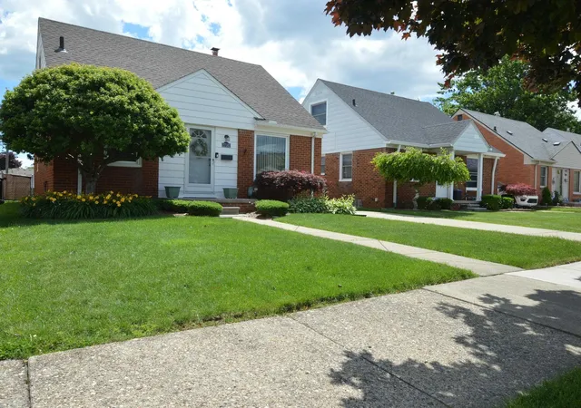 Homes for sale in Roseville, MI | 27182 Leroy St, Roseville, MI 48066 | MLS# 50213978