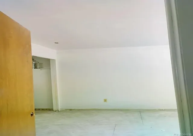 Listing Photo 5 - Condo for sale in building located at 22100 Dante St, Oak Park, MI 48237