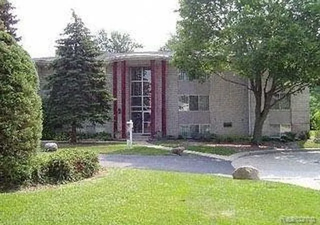 Condominium at 33234 Kingslane Ct #4, Farmington, MI 48336 | MLS# 20548973 | | Sold on 2013-07-11