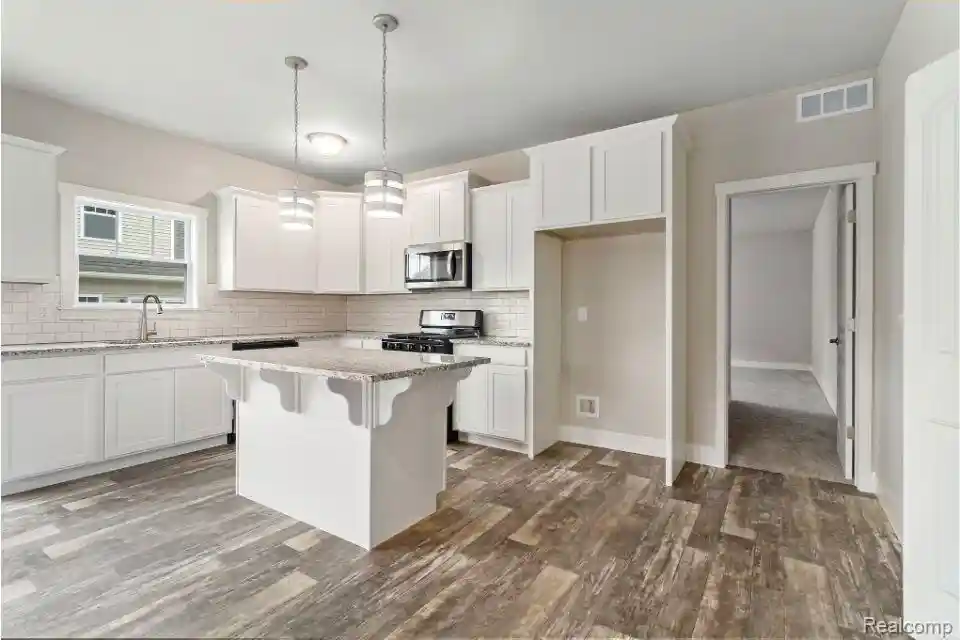 Listing Photo 4 - Condo for sale in building located at 360 Dorchester Dr, Howell, MI 48855