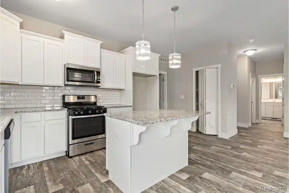 Listing Photo 5 - Condo for sale in building located at 360 Dorchester Dr, Howell, MI 48855
