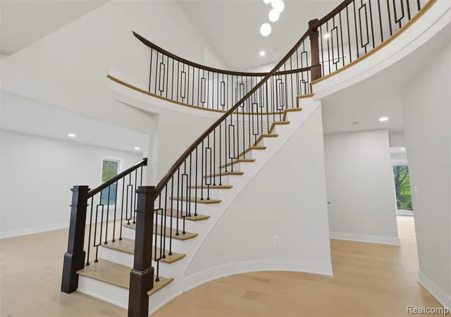 5th image of 1906 Independence Ct, Rochester Hills, MI 48306 2911 | MLS# 60987274