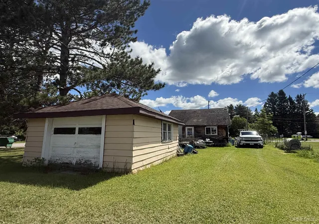 Photo 3 of Single family home for sale at 207 Maple Ave, Amasa, MI 49903 | MLS# 50212548 | Listing updated on 2026-07-06