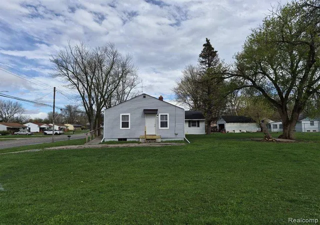 Homes for sale in Flint, MI | 1233 W Coldwater Rd, Flint, MI 48505 | MLS# 60986322