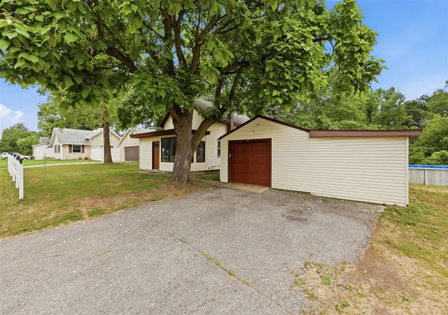 Homes for sale in Comstock Park, MI | 347 6 Mile Rd, Comstock Park, MI 49321 | MLS# 70542242