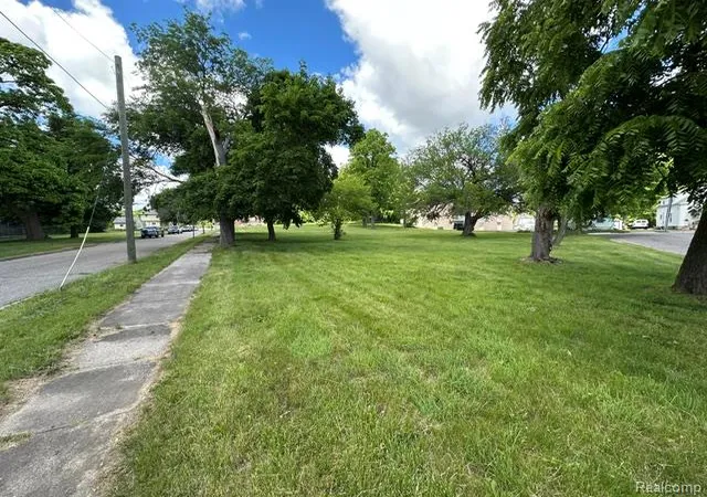 3rd image of 122 Washington St, Pontiac, MI 48341 | MLS# 61005472