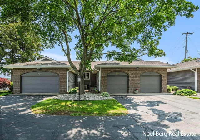 Listing Photo 4 - Condo for sale in building located at 606 Edgewater Ct, Spring Lake, MI 49456