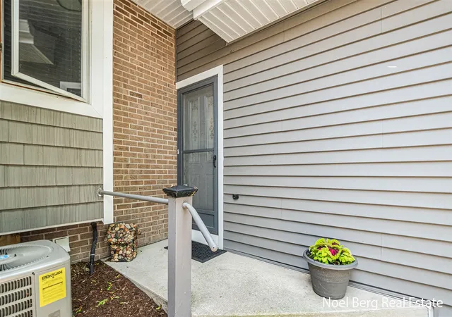 Listing Photo 5 - Condo for sale in building located at 606 Edgewater Ct, Spring Lake, MI 49456