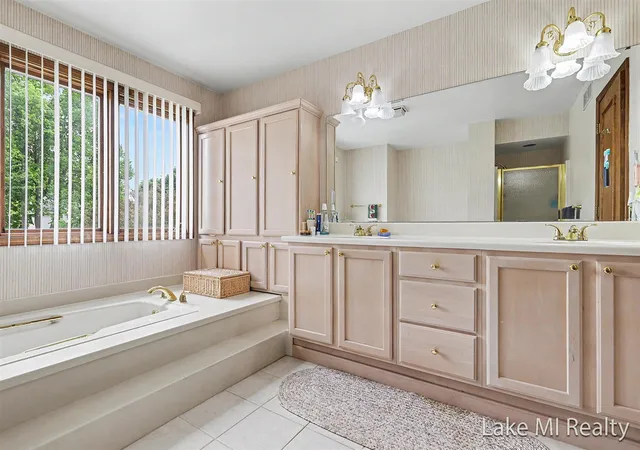 Photo 3 of Single family home for sale at 5537 Bentbrook St, Kentwood, MI 49508 | MLS# 70534803 | Listing updated on 2026-09-16