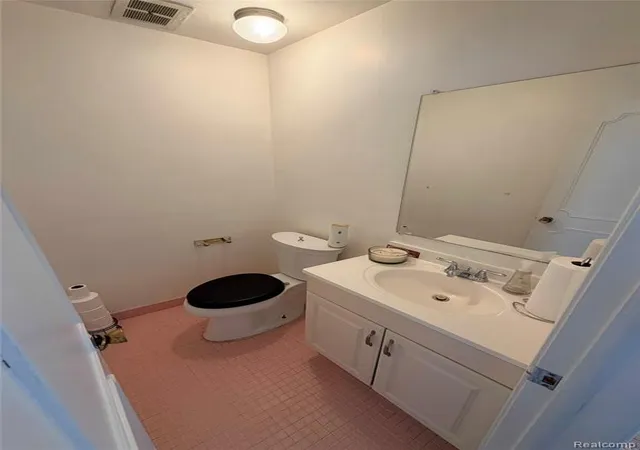 Photo 3 of Single family home for sale at 24660 Manistee St, Oak Park, MI 48237 | MLS# 60993832 | Listing updated on 2026-08-14