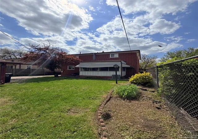 Photo 5 of Single family home for sale at 24660 Manistee St, Oak Park, MI 48237 | MLS# 60993832 | Listing updated on 2026-08-14