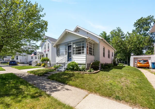 Homes for sale in Grand Haven, MI | 909 Slayton Ave, Grand Haven, MI 49417 | MLS# 70542205