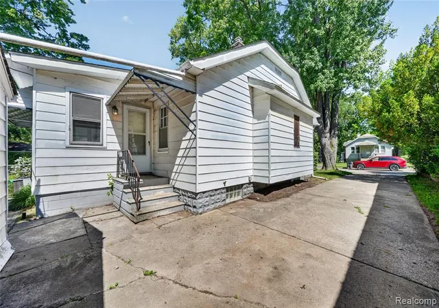Photo 3 of Sale Pending at 29 W New York Ave, Pontiac, MI 48340 | MLS# 60995984 | Listing updated on 2026-09-14