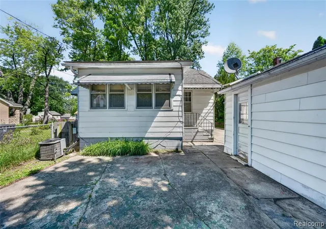 Photo 4 of Sale Pending at 29 W New York Ave, Pontiac, MI 48340 | MLS# 60995984 | Listing updated on 2026-09-14