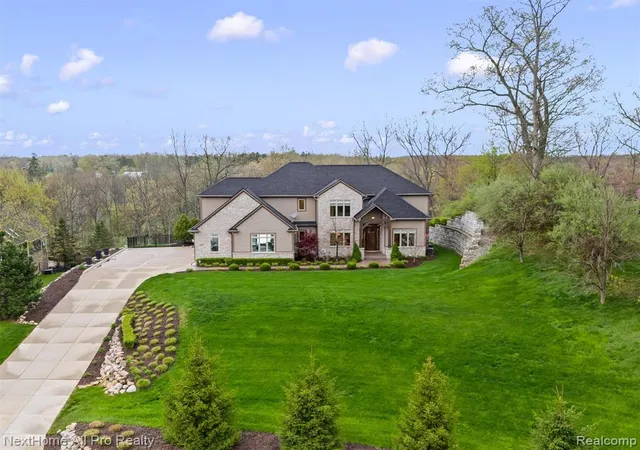 2nd image of 12385 Boulder Pass Dr, Milford, MI 48380 | MLS# 60991920