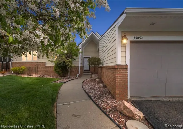 Homes for sale in Farmington Hills, MI | 35052 Meadow Ln, Farmington Hills, MI 48335 | MLS# 60988632