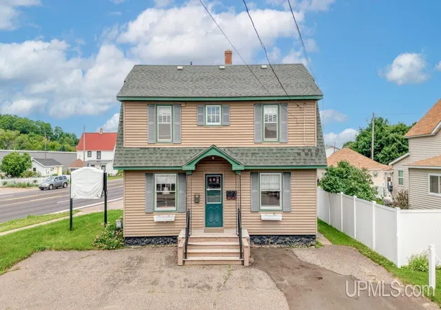 Homes for sale in Iron Mountain, MI | 212 E Margaret St, Iron Mountain, MI 49801 | MLS# 50189709