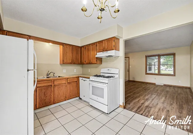 Listing Photo 4 - Condo for sale in building located at 400-402 60th St, Grand Rapids, MI 49548-6810