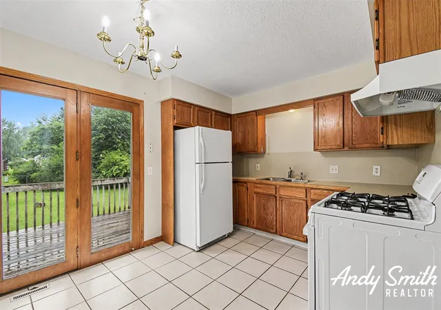 Listing Photo 5 - Condo for sale in building located at 400-402 60th St, Grand Rapids, MI 49548-6810
