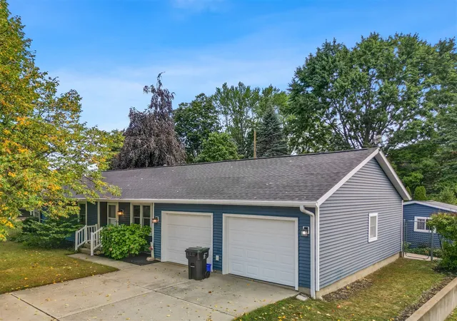 Photo 2 of Single family home for sale at 716 Valley Ave, Fremont, MI 49412 | MLS# 70555426 | Listing updated on 2026-09-16