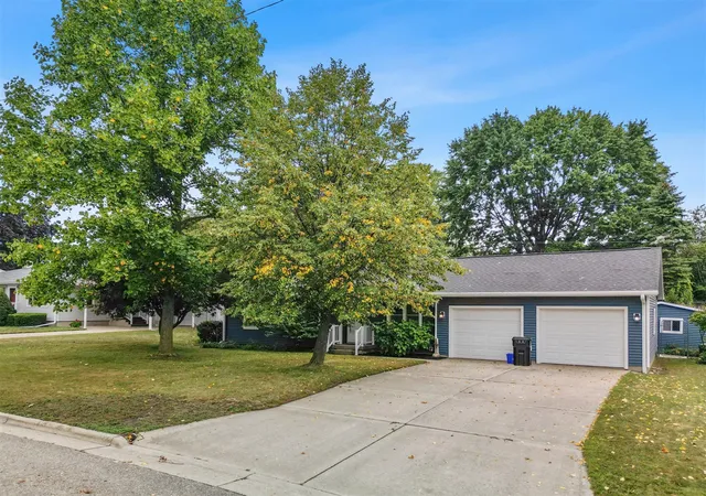 Photo 4 of Single family home for sale at 716 Valley Ave, Fremont, MI 49412 | MLS# 70555426 | Listing updated on 2026-09-16