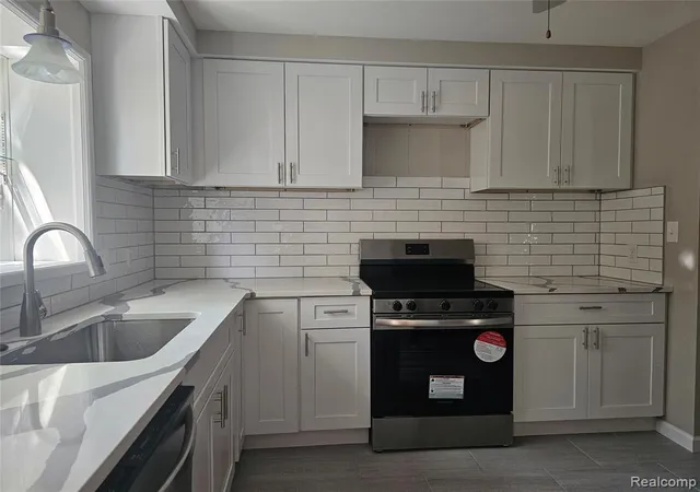 Photo 5 of Single family home for sale at 23091 Sussex St, Oak Park, MI 48237 | MLS# 61021602 | Listing updated on 2026-08-16