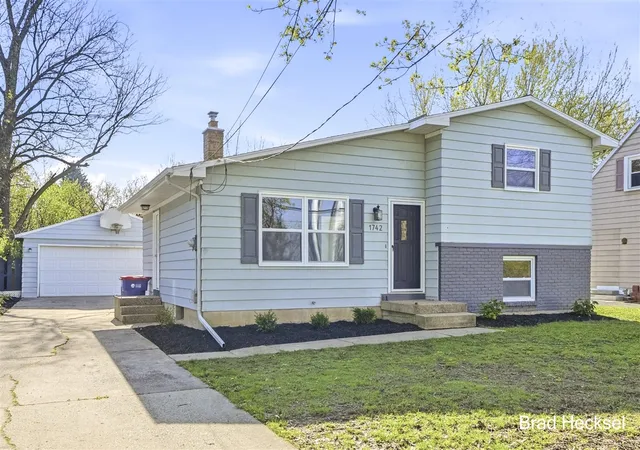 Homes for sale in Grand Rapids, MI | 1742 Woodlawn Ave, Grand Rapids, MI 49506 | MLS# 70527167