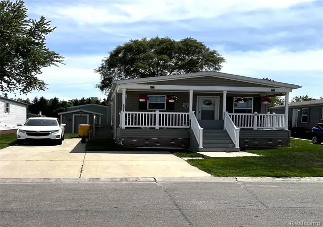 Homes for sale in Clinton Township, MI | 15376 Enchante Dr, Clinton Township, MI 48038 | MLS# 61000369