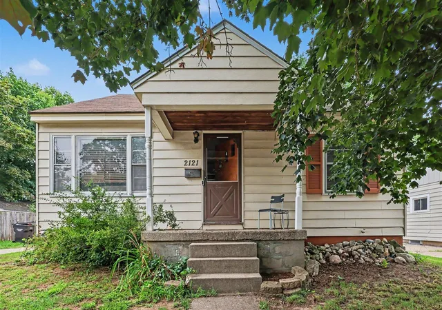 Photo 2 of Sale Pending at 2121 Collingwood Ave, Wyoming, MI 49519 | MLS# 70552396 | Listing updated on 2026-08-20