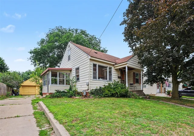 Photo 3 of Sale Pending at 2121 Collingwood Ave, Wyoming, MI 49519 | MLS# 70552396 | Listing updated on 2026-08-20