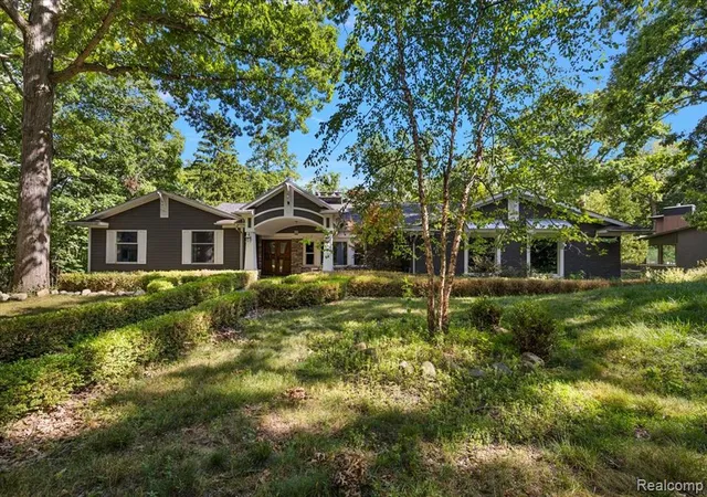 1st image of 1663 Standish Ct, Bloomfield Hills, MI 48302 1347 | MLS# 61024089