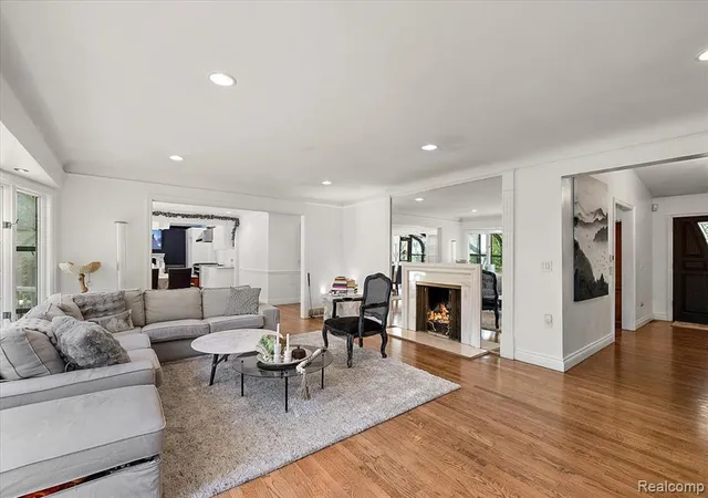 2nd image of 1663 Standish Ct, Bloomfield Hills, MI 48302 1347 | MLS# 61024089