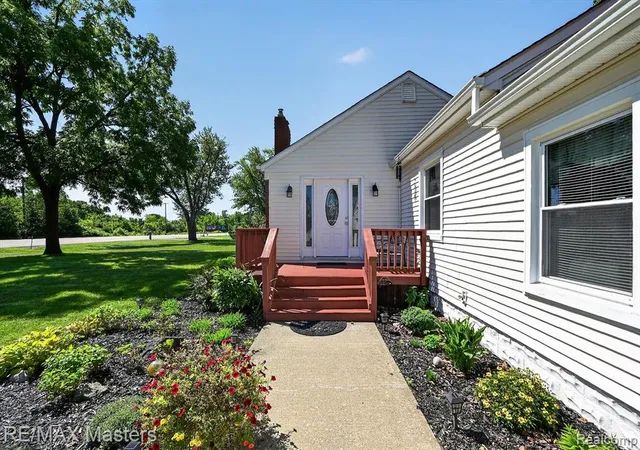 Photo 3 of Sale Pending at 2935 N Monroe St, Monroe, MI 48162 | MLS# 61025812 | Listing updated on 2026-09-09