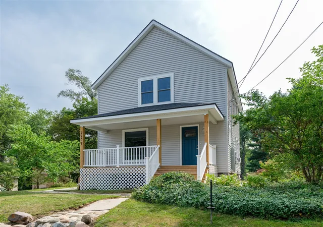 Photo 2 of Sale Pending at 3707 S Burdick St, Kalamazoo, MI 49001 | MLS# 70552938 | Listing updated on 2026-08-24