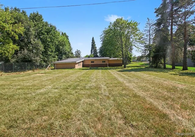 5th image of 7800 W Sharpe Rd, Fowlerville, MI 48836 | MLS# 61017919