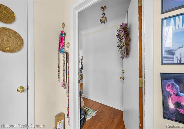 Listing Photo 4 - Condo for sale in building located at 1109 Catalpa Dr, Royal Oak, MI 48067