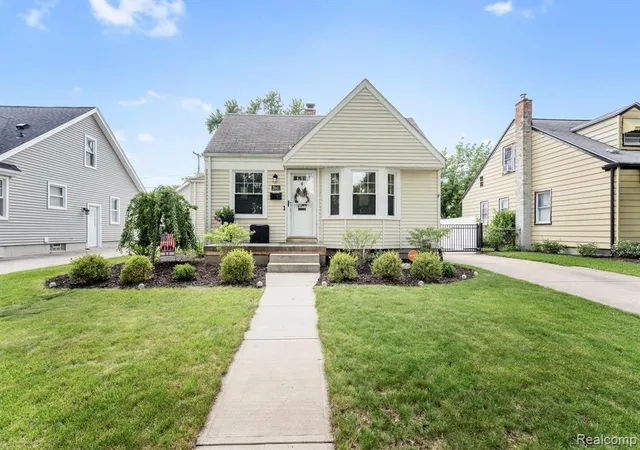 Homes for sale in Berkley, MI | 2841 Royal Ave, Berkley, MI 48072 | MLS# 61005782