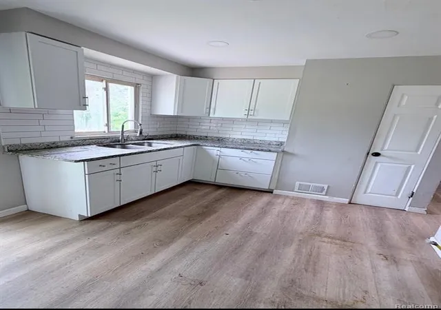 Photo 4 of Single family home for sale at 5322 Winthrop Blvd, Flint, MI 48505 | MLS# 61004396 | Listing updated on 2026-07-07