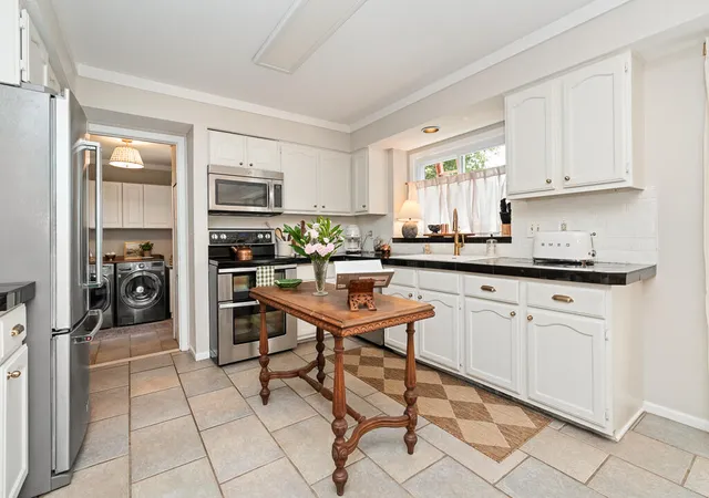 3rd image of 2805 Powderhorn Ridge Rd, Rochester Hills, MI 48309 | MLS# 70537837