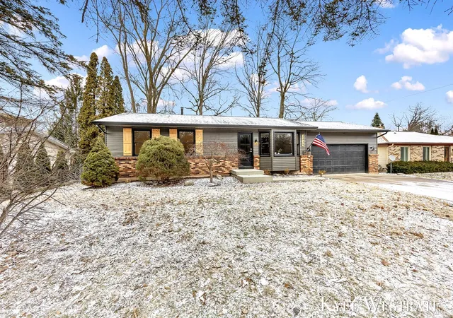 Photo 2 of Sale Pending at 3425 Cascade Rd, Grand Rapids, MI 49546 | MLS# 70511516 | Listing updated on 2026-01-26