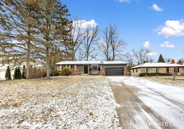 Photo 3 of Sale Pending at 3425 Cascade Rd, Grand Rapids, MI 49546 | MLS# 70511516 | Listing updated on 2026-01-26