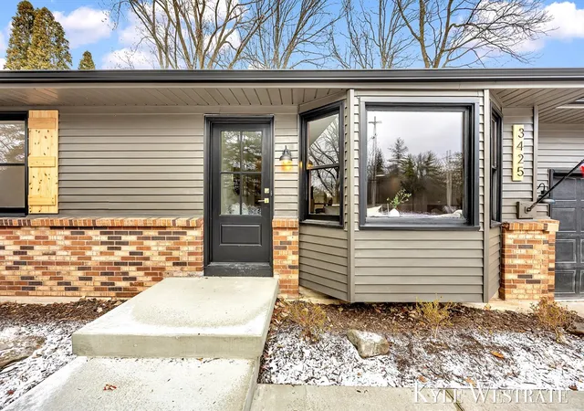 Photo 3 of Sale Pending at 3425 Cascade Rd, Grand Rapids, MI 49546 | MLS# 70511516 | Listing updated on 2026-01-26