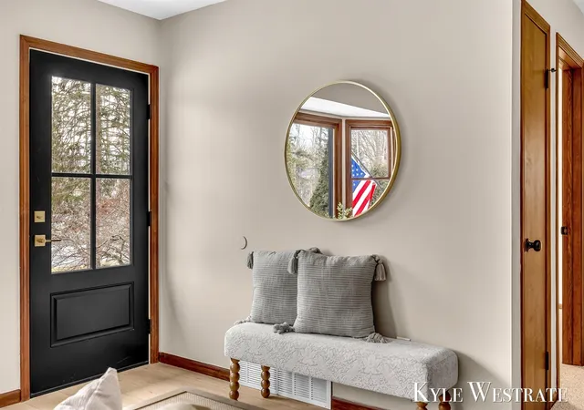 Photo 4 of Sale Pending at 3425 Cascade Rd, Grand Rapids, MI 49546 | MLS# 70511516 | Listing updated on 2026-01-26