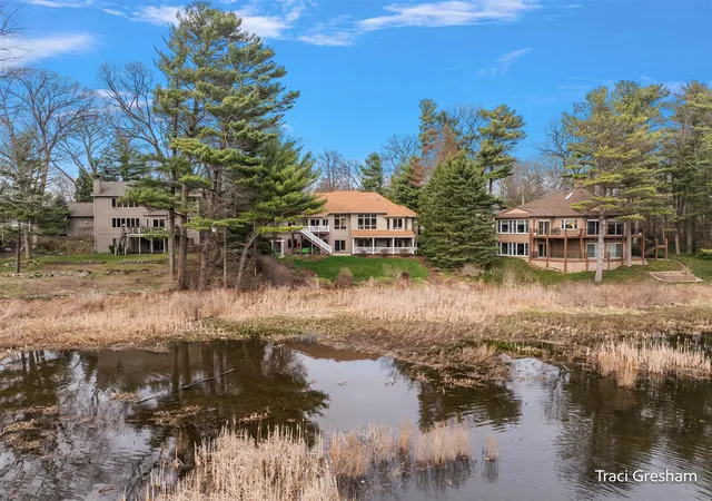 Photo 3 of Sale Pending at 15462 Oak Point Dr, Spring Lake, MI 49456 | MLS# 70525463 | Listing updated on 2026-04-18