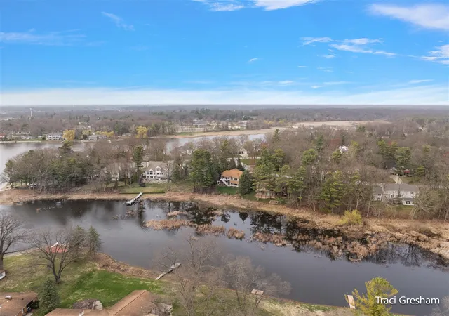 Photo 4 of Sale Pending at 15462 Oak Point Dr, Spring Lake, MI 49456 | MLS# 70525463 | Listing updated on 2026-04-18